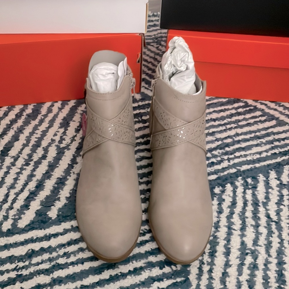 Brand-new shoe. Size (women’s 5)